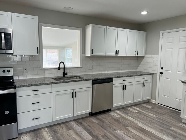 Building Photo - 3 Bedroom Beautifully updated Ranch