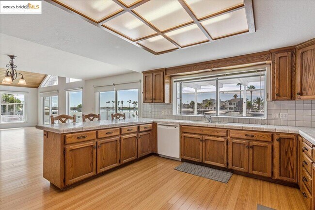 Building Photo - 5752 Drakes Dr