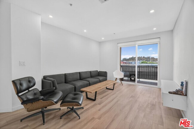 Building Photo - 360 W Ave 26