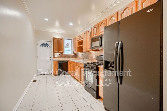 Building Photo - 2826 Huntingdon Ave