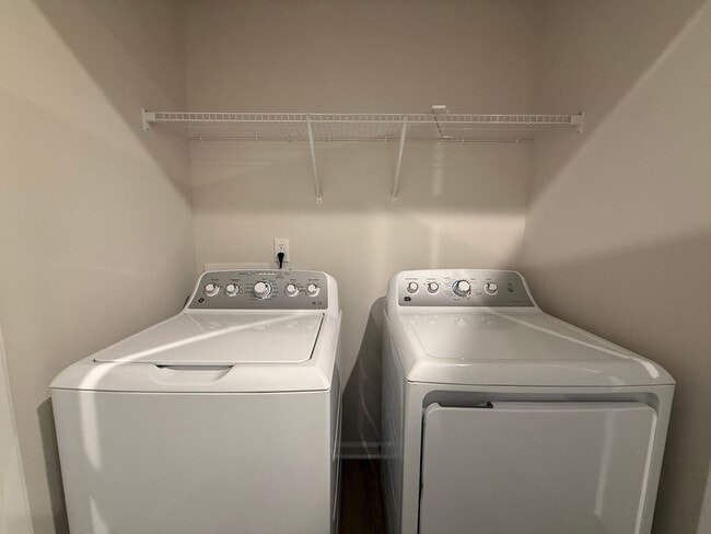 Building Photo - Modern 3-Bedroom Townhouse with Garage & Private Patio