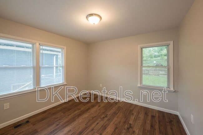 Building Photo - 257 Barfield Ave SW