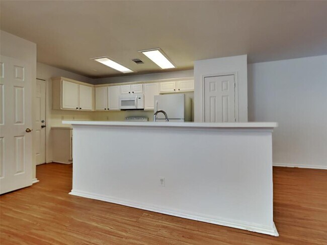 Building Photo - 130 S Walden Elms Cir