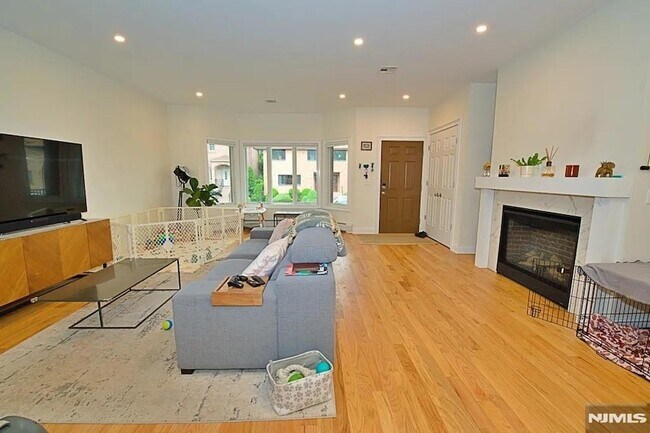 Building Photo - 2408 Hammett Ave