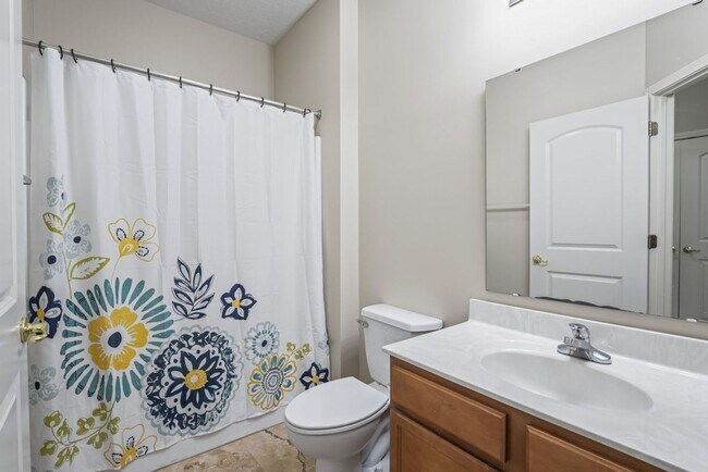 Building Photo - Beautiful 3 Bedroom Condo Available Now!
