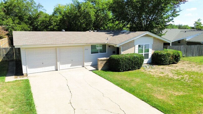 Building Photo - 4 bdrm, 2 bath - NEWLY Remodeled