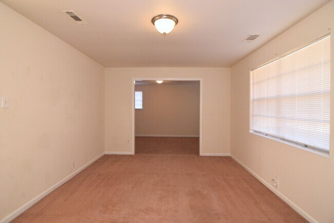 Building Photo - 3 Bed/1.5 Bath home off Meadowbrook Drive ...