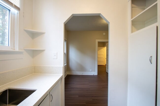 Building Photo - John's Landing: Updated Garden Level 1-Bed-Close to OHSU!