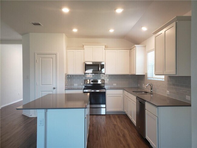 Building Photo - 104 Mountain Maple St