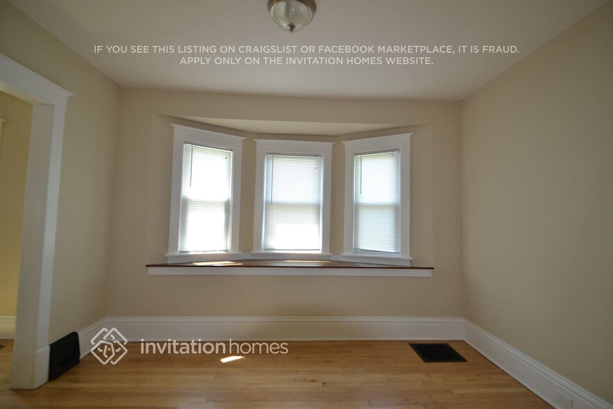 Building Photo - 3962 Van Buren St NE