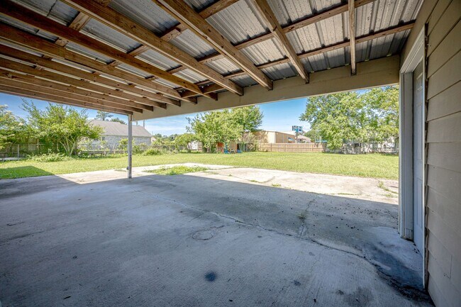 Building Photo - Charming 4-Bedroom, 2-Bath Home in a Prime...