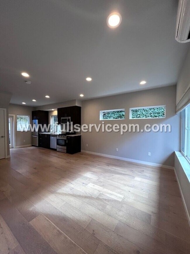 Building Photo - Contemporary 3 BD Mt. Baker Townhome! Location!!