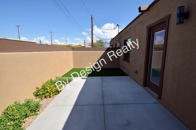 Building Photo - Contemporary 1 Bed 1 Bath with Beautiful Finishes, Private Yard & Off-Street Parking