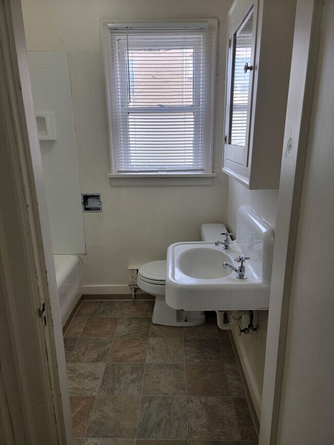 Building Photo - 1 Bedroom 1 Bath Townhome close to University Village!