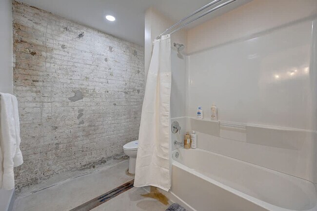 Building Photo - 1011 W Juneau Ave