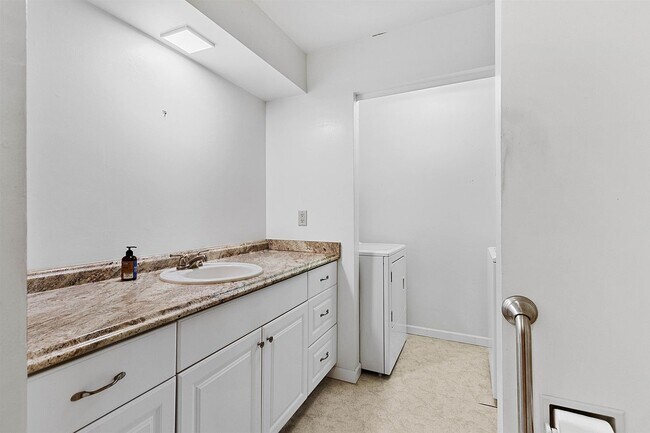Building Photo - very nice 2 bedroom home