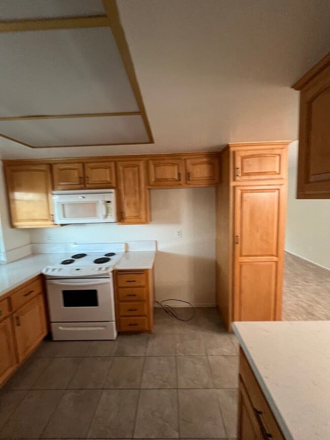 Building Photo - Beautiful 4 Bd Townhouse