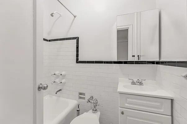 Building Photo - 208 W 23 St