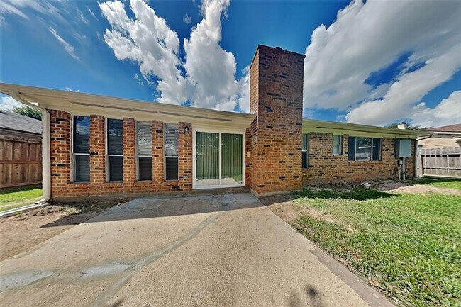 Building Photo - 10010 Crescent Moon Dr