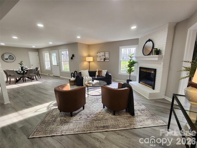 Building Photo - 2411 Kimway Dr