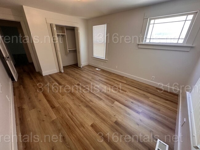 Building Photo - $880 - 2 bedroom/ 1 bathroom - Single Fami...