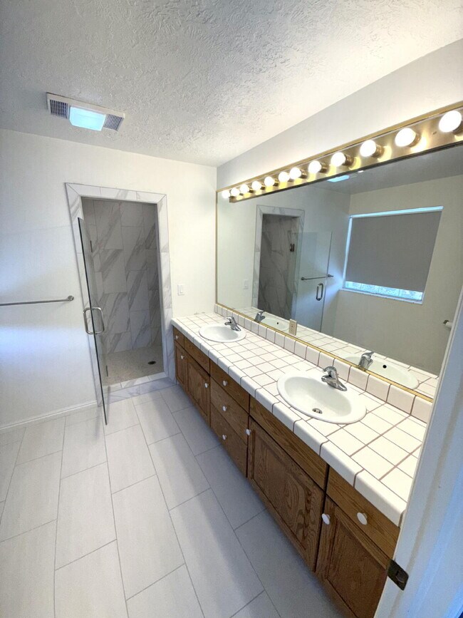 Building Photo - AVAILABLE AUGUST 4TH- RENT - 5 BDRM - 5 1/2 BATH - VIEWS VIEWS VIEWS