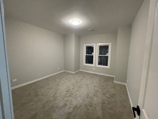 Building Photo - ?? Spacious 3BR + Den | 3-Level Home with ...
