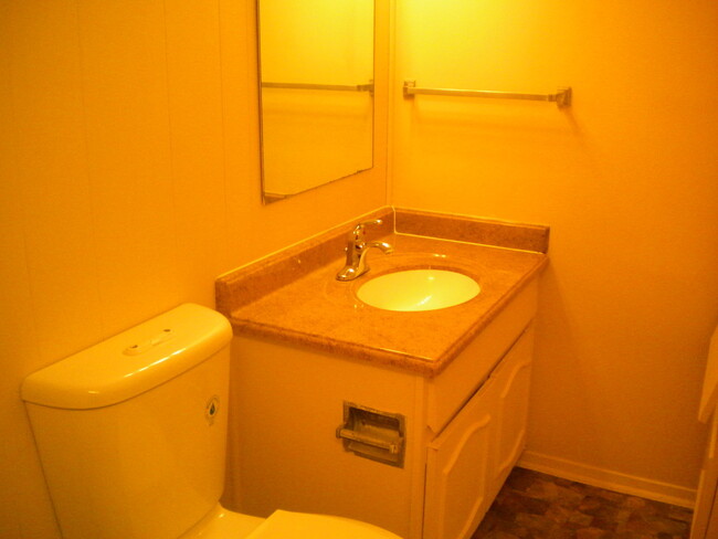 Building Photo - 2 Bedroom, 1.5 Bathroom Apartment in Arlin...