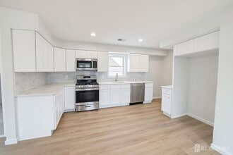 Building Photo - 17 1/2 Thomas Street Unit 2F