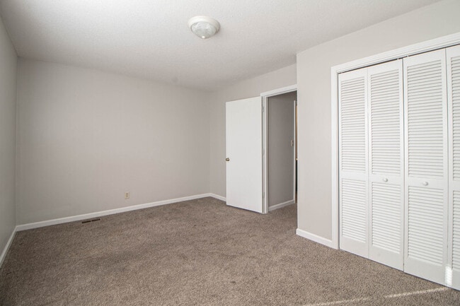 Building Photo - 810 Golf View Pl