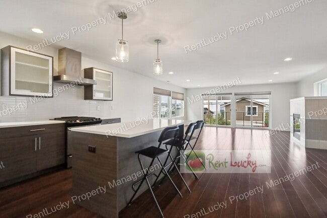 Building Photo - Immaculate and LARGE 4-Bedroom Home in Unb...