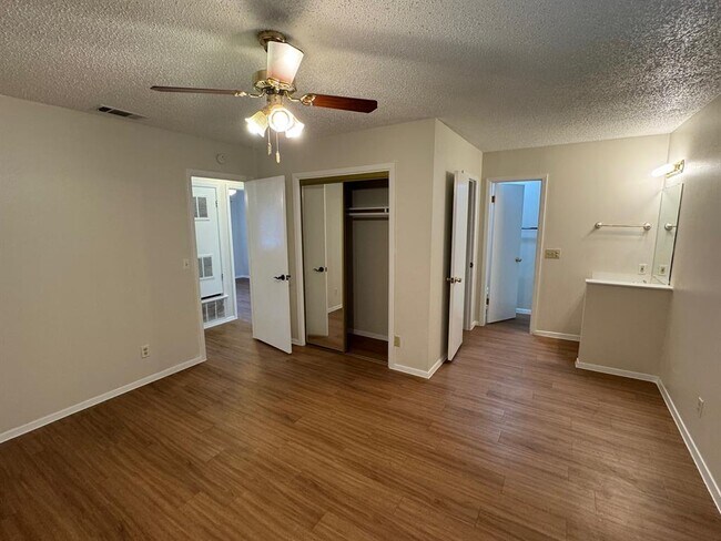 Building Photo - 5112 Meadow Creek Dr