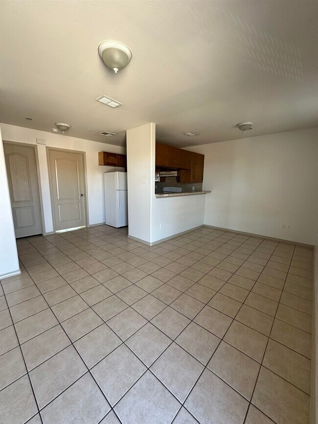 Building Photo - 1610 E Plum St