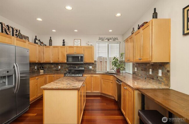 Building Photo - Beautiful Maple Ridge Highlands Home in Ma...