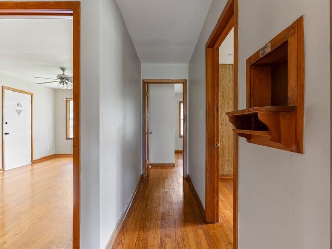 Building Photo - 2112 Hillcrest Dr