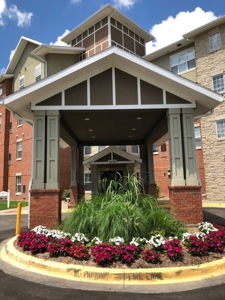Building Photo - The Gardens at Creekside
