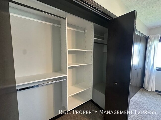 Building Photo - 3 Bedroom 2.5 Bathroom Townhome