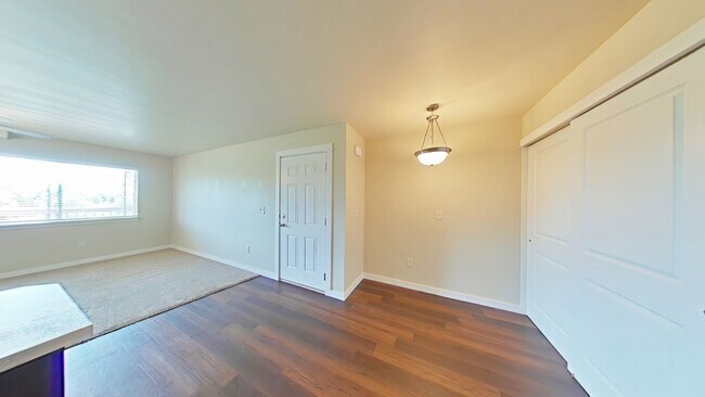Building Photo - Top floor apartment! Beautiful 2 bedroom 2...