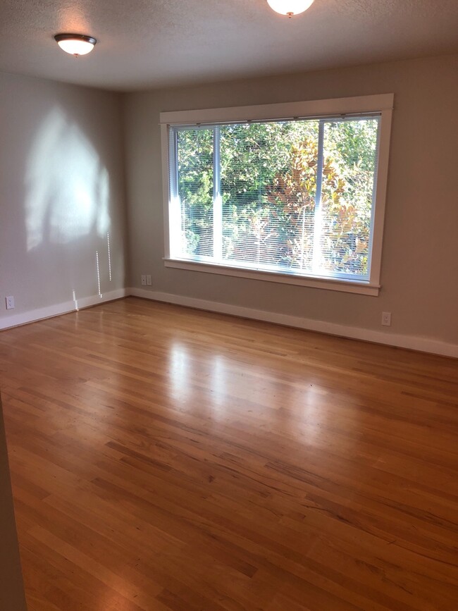 Building Photo - Clinton Abernathy Gorgeous Remodel 1br Har...