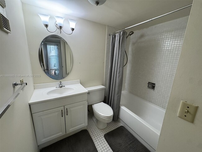 Building Photo - 9150 Fontainebleau Blvd