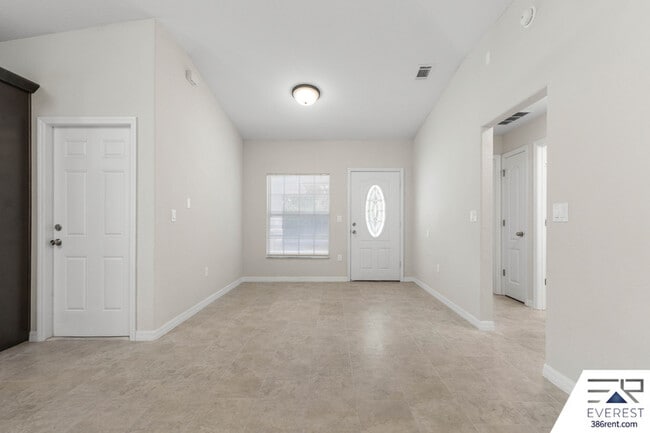 Building Photo - 734 Flora St