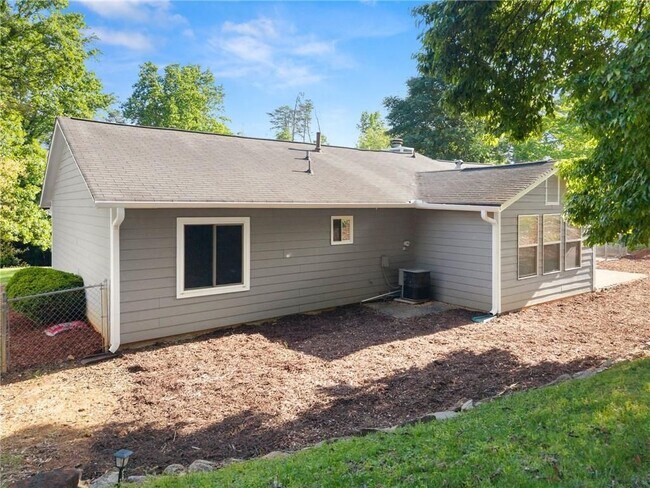 Building Photo - 2050 Shaffer Rd