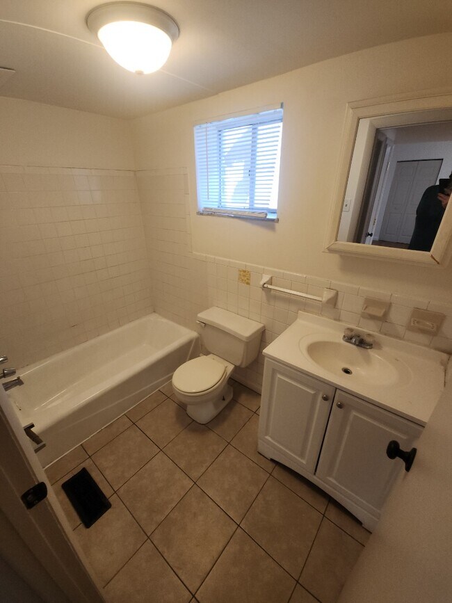 Building Photo - 2 Bedroom 1 Bath