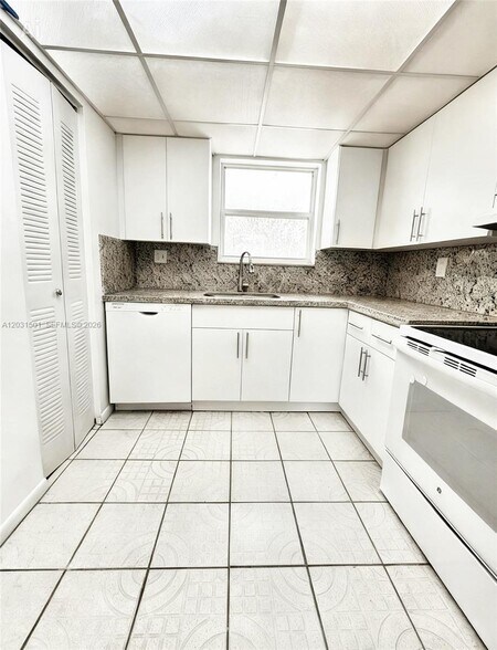 Building Photo - 13701 Kendale Lakes Cir