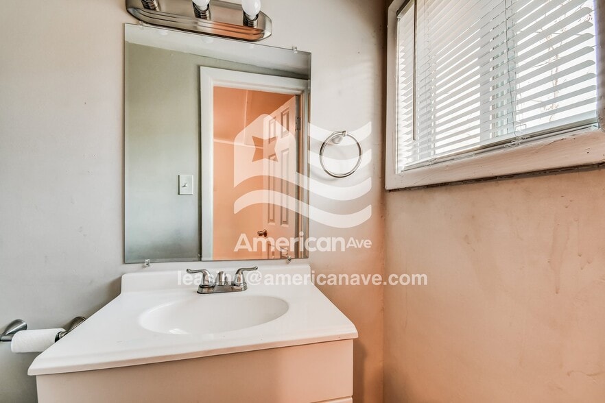 Building Photo - 1615 1st St S