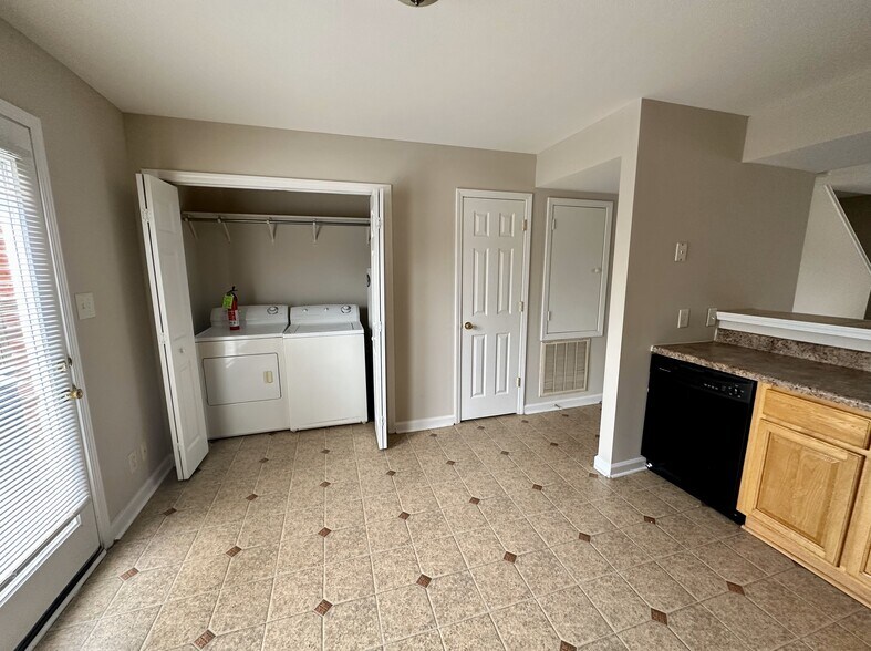 Building Photo - 121 Coyote Ct