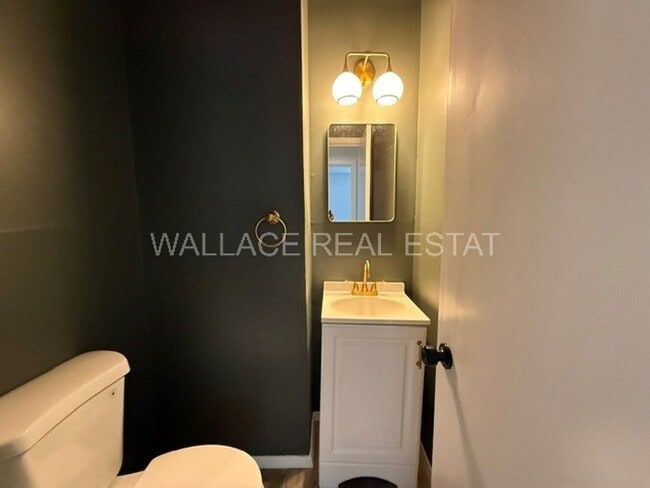 Building Photo - ADORABLE HOUSE IN SoKno WITH 3 BEDROOMS!!
