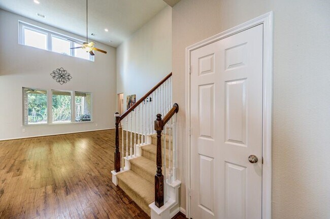Building Photo - 5918 Rivergrove Bend Dr