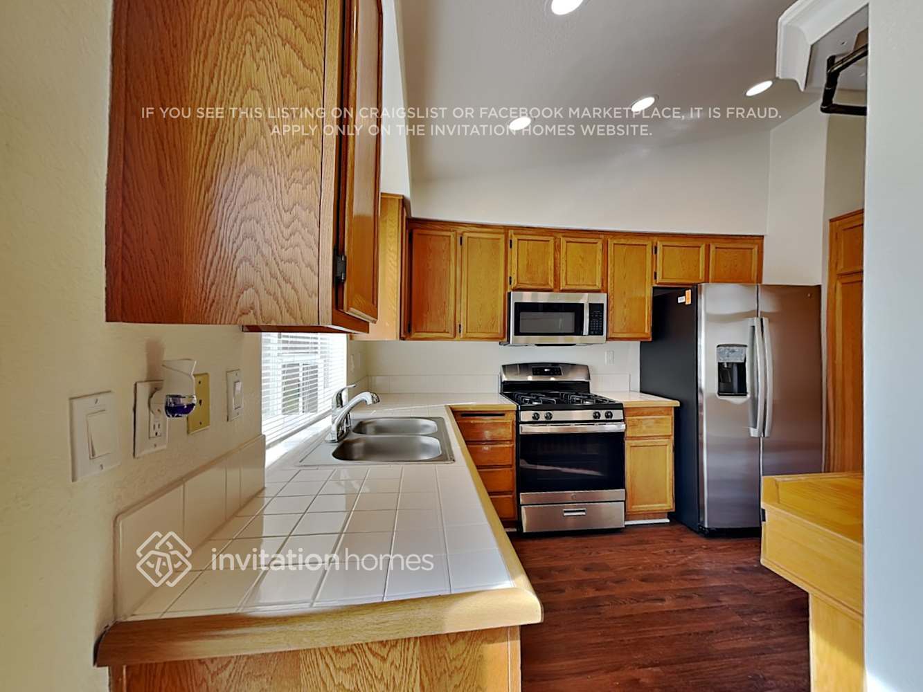 Building Photo - 3140 Crowne Dr