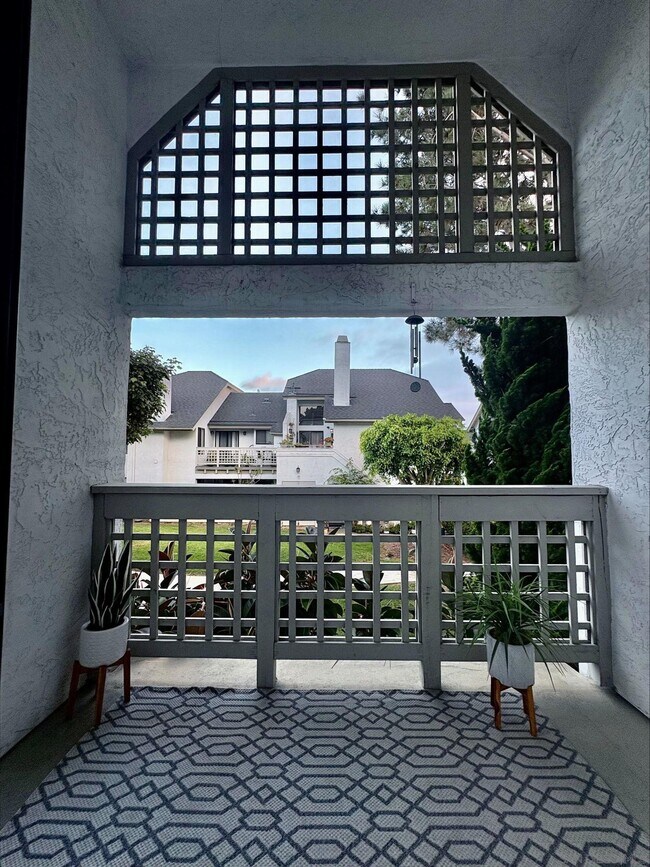 Building Photo - 534 Via De La Valle